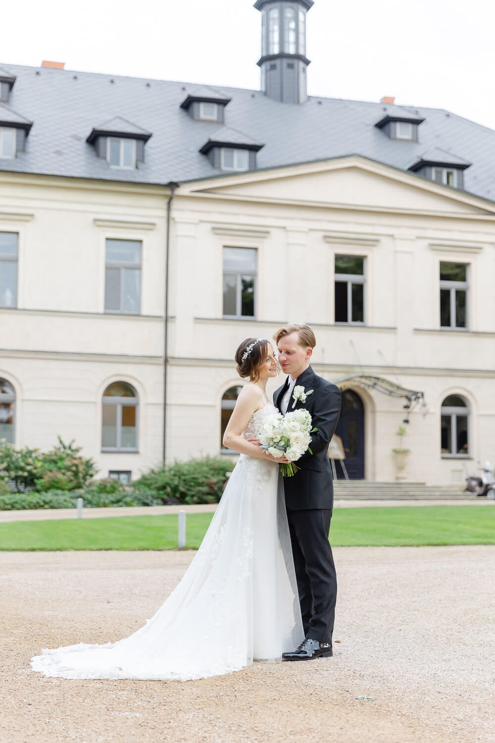 Wedding couple in front of Château Mcely