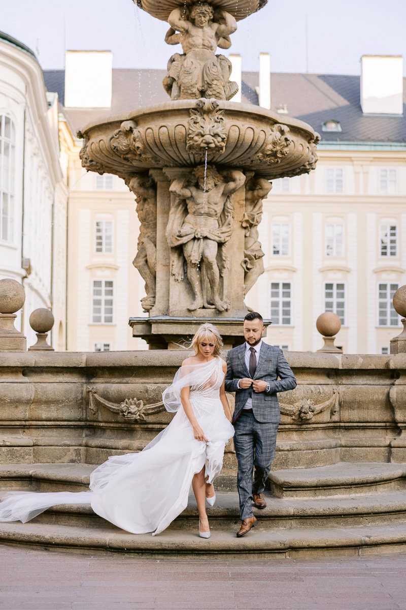 Prague-castle-wedding-couple-fountain Wedding couple at the fountain in Prague Castle