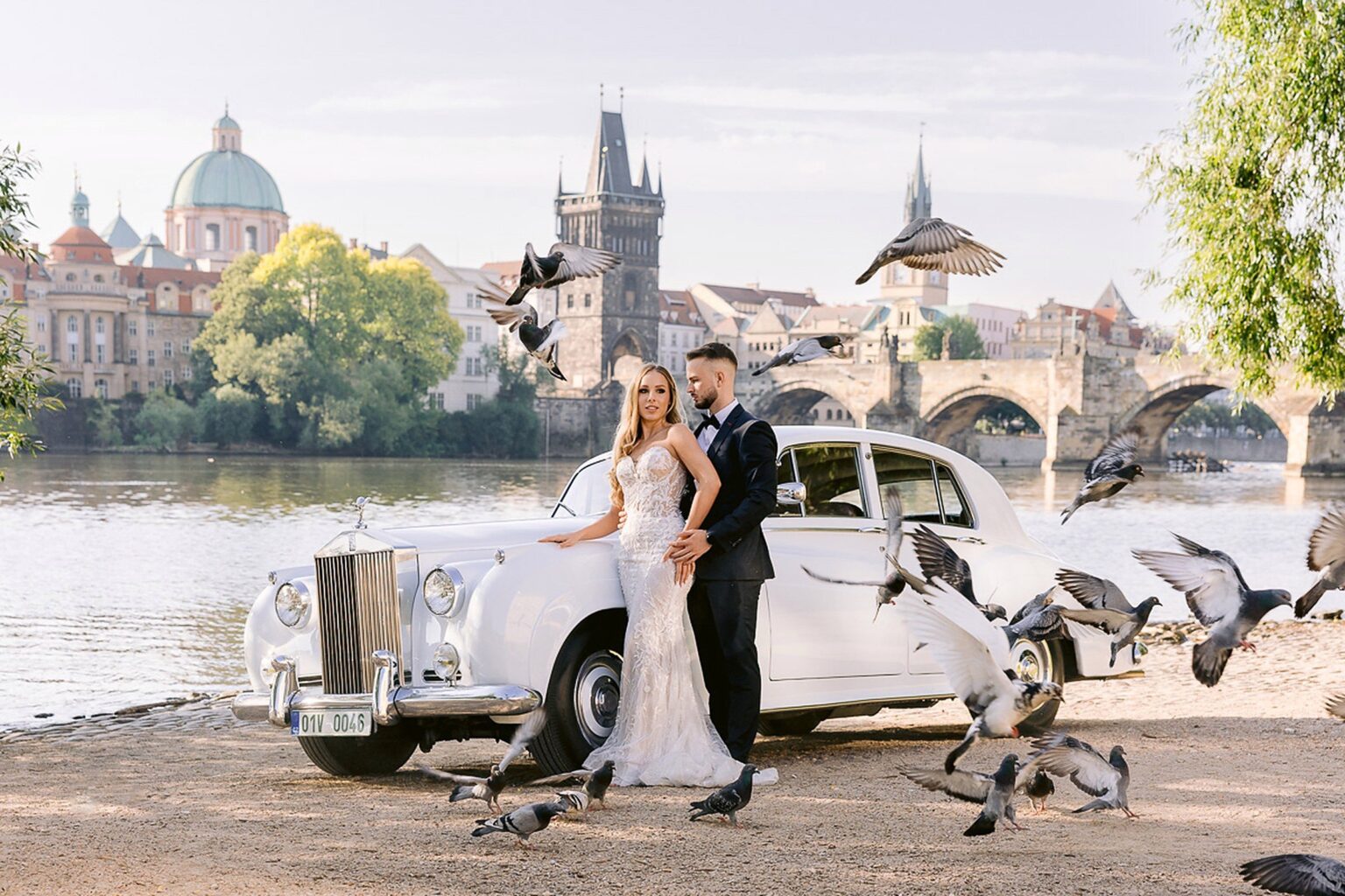 Svatební pár s Rolls-Roycem u Vltavy a Karlova mostu
