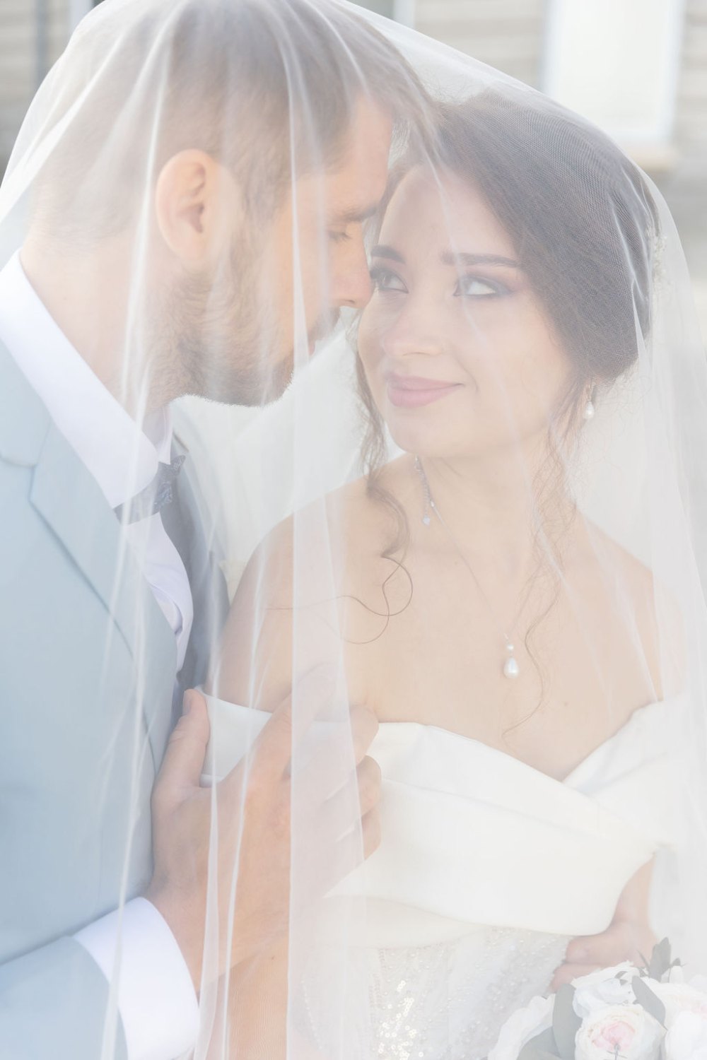 Review Alina Budapest Veil Portrait Bride and groom under the veil in Budapest