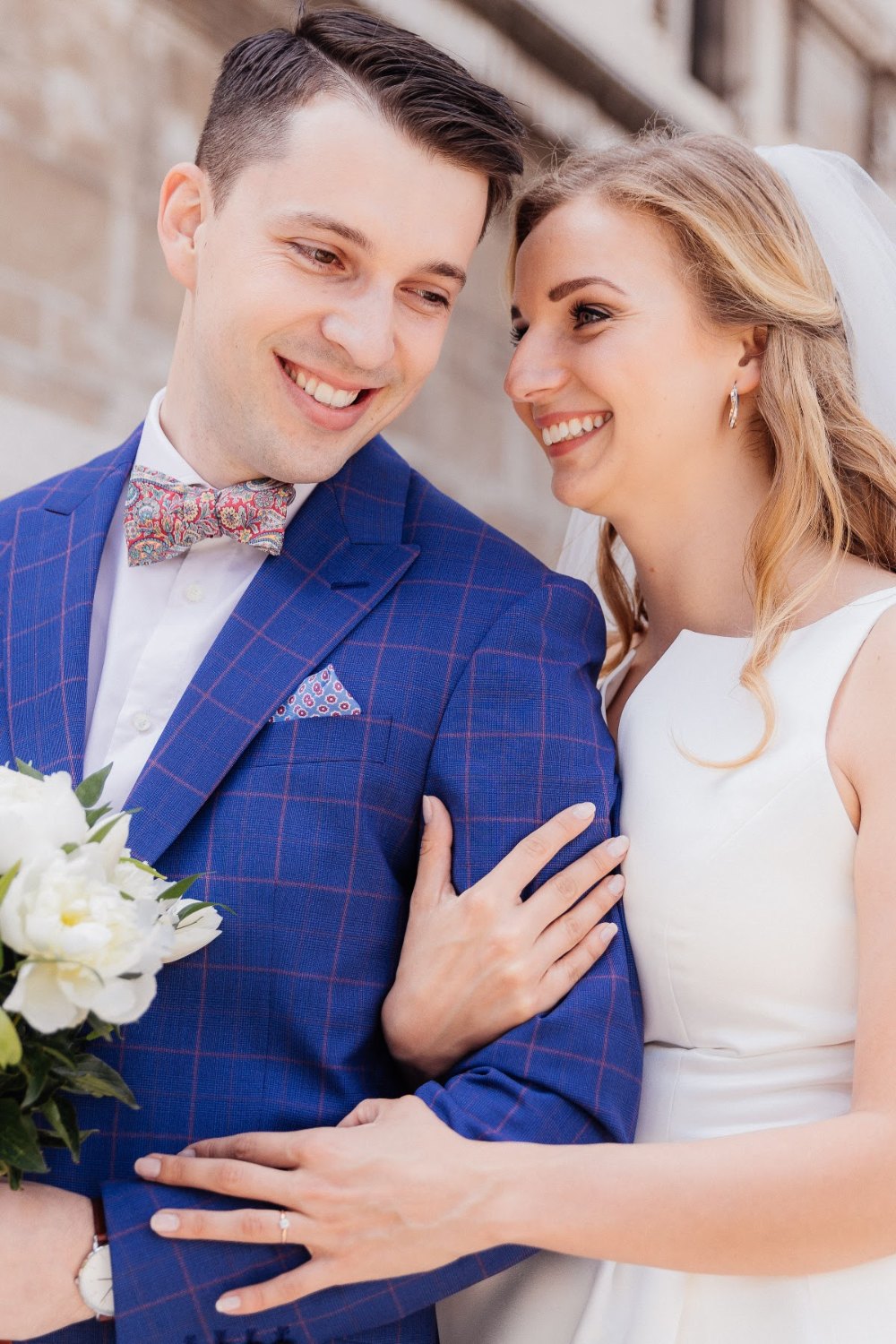 Review Julia Wedding Couple Portrait Smiling bride and groom in a blue suit, close portrait